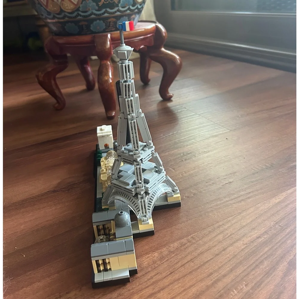 LEGO Architecture Paris Set 21044 - Picture 4 of 5